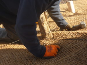 Ligaturage des pieux. © La Cie des Forestiers